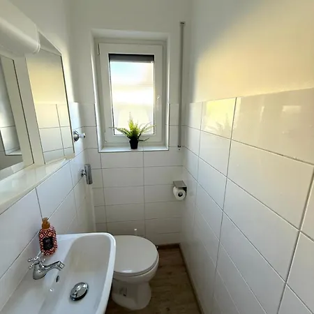 Moderne, Vollmoeblierte Erdgeschosswohnung In Zentraler Lage