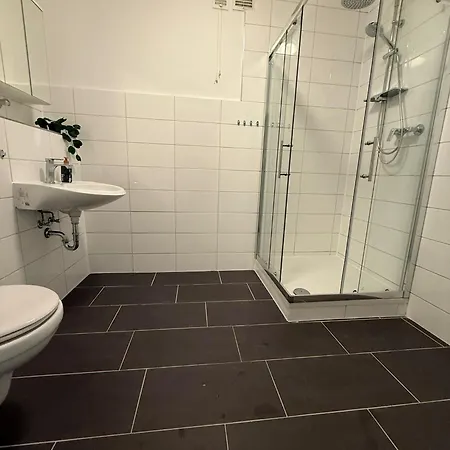 Moderne, Vollmoeblierte Erdgeschosswohnung In Zentraler Lage Lejlighed